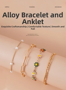 Dettaglio di bracciali con margherite dorate, perle e vari stili di maglie a catena