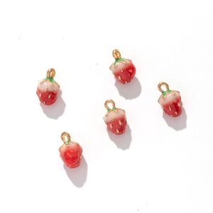 Fünf Erdbeeren Emaille Anhänger mit goldenen Ringen auf weißem Grund für DIY Schmuck