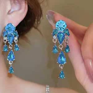 Orecchini a goccia blu scintillanti con cristalli geometrici e perni in argento