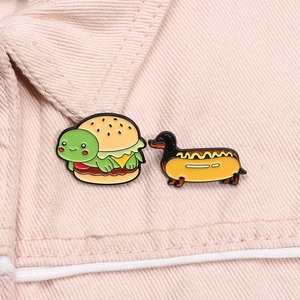 Pins émaillés originaux tortue burger et teckel hot-dog sur col en jean rose