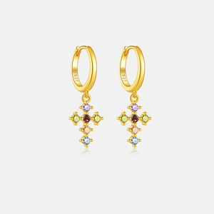 Détail d'une boucle d'oreille créole en argent S925 plaqué or avec pendentif croix coloré