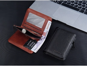 Detailansicht der schwarzen und braunen Lederbrieftaschen mit Kartenfächern und Münzfach