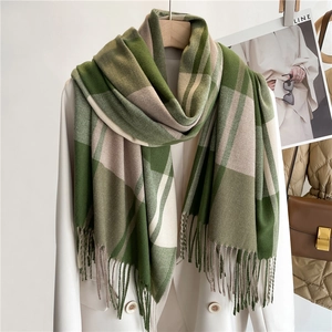 Sciarpa classica a quadri verdi e bianchi con lunghe frange, scialle morbido effetto cashmere