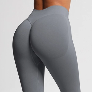 Detail der grauen nahtlosen High-Waist Yoga-Leggings mit Contour-Schattierung und Rippstruktur