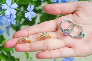 Detailansicht der Herzringe mit bunten Zirkoniasteinen in Gold- und Silberoptik am Finger