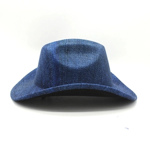 Dettaglio del cappello da cowboy in denim twill blu scuro con trama e tesa rovesciata