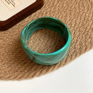 Bracciale rigido largo in acrilico con motivo marmo verde e finitura tartarugata