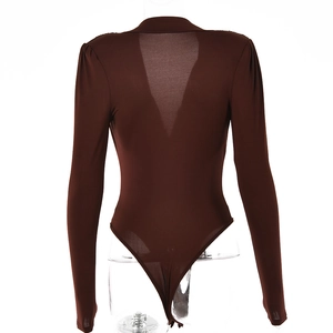 Rückansicht eines braunen langärmligen V-Ausschnitt-Bodysuits für Damen mit glatter Passform