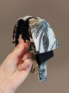 Gros plan sur la pince à cheveux avec ruban en soie à fleurs et style encre