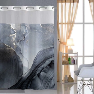 Détail d'un rideau de douche en marbre gris imperméable avec œillets métalliques et doré chic