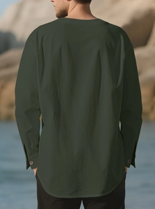 Detail view of the back of a men's dark green pleated cotton linen long sleeve shirt