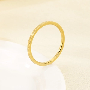 Detailansicht eines mattierten, 18 Karat vergoldeten Edelstahlrings mit Glitzereffekt