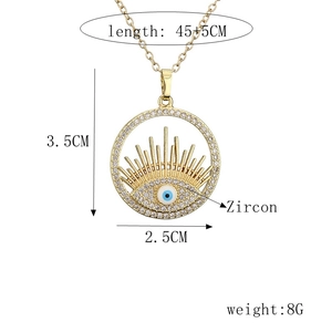 Détail du collier œil maléfique doré avec zircon montrant les dimensions et 45+5cm de long