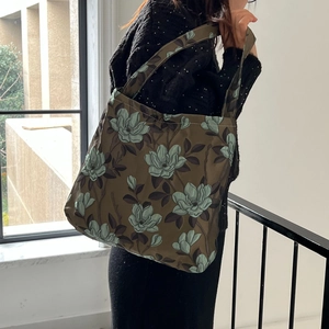 Borsa tote vintage in jacquard verde scuro e marrone con ampi spallacci comodi