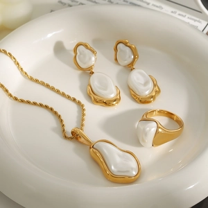 Barock-Perlen-Schmuckset mit 18K vergoldeter Edelstahlkette, Ring und Ohrringen