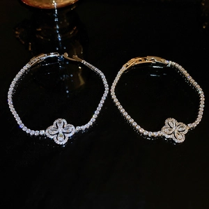 Détail du bracelet trèfle avec pétales en zircone cubique en finition or et argent