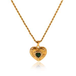 Détail du collier cœur doré avec pendentif zircon émeraude et chaîne torsadée