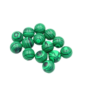 Natürliche Malachit-Kristallkugel mit grüner Streifentextur auf weißem Hintergrund