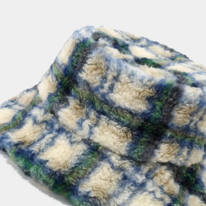 Chapeau bob en peluche d'hiver avec motif à damier bleu vert et texture moelleuse