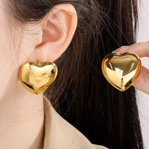 Detailansicht goldener hohler Herzohrringe mit Hochglanz-Finish und 3D-Metalldesign