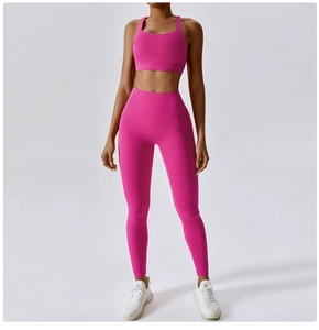Dettaglio del set da yoga rosa che mostra il tessuto flessibile e il reggiseno sportivo
