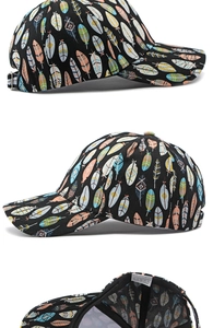 Viste dettagliate del cappellino in poliestere nero con stampa di piume colorate