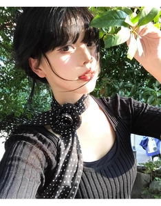 Foulard en soie à pois avec fleur de camélia 3D sur un mannequin au soleil