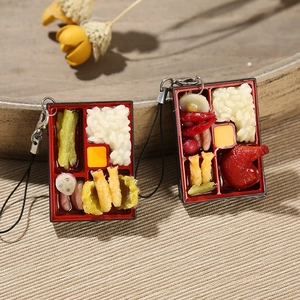 Détail d'un porte-clés bento japonais miniature avec nourriture en résine réaliste et lanière