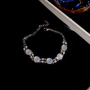 Détail du bracelet en œil de chat avec fleurs en zircon et chaîne en argent ajustable
