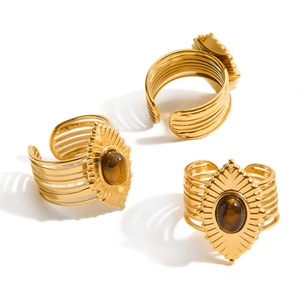 Trois bagues dorées en acier 18K avec œil de tigre ovale et motif soleil bohème