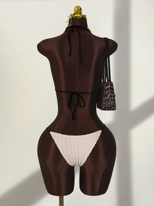 Détail de la texture en tissu côtelé blanc du bas de bikini licou pour femmes