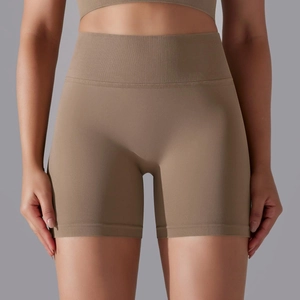 Détail de la large taille côtelée sur le short de yoga kaki sans couture à taille haute