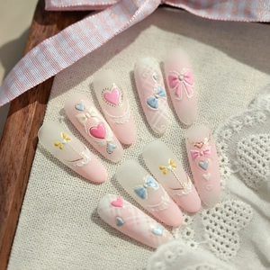 Faux ongles rose et blanc avec nœuds 3D, cœurs et design de dentelle élégante