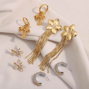 Set de boucles d'oreilles en acier doré 18K avec cocotiers et pompons de fleurs