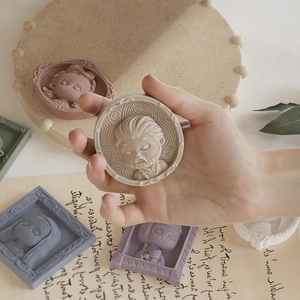 Hand hält verschiedene Cartoon-Relief-Patches in Morandi-Farben für DIY Kunsthandwerk