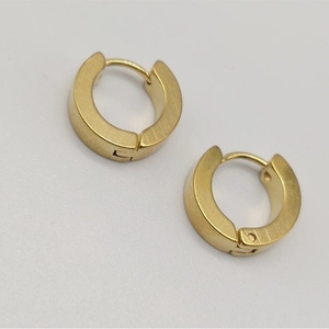 Boucles d'oreilles créoles rondes en or mat pour hommes et femmes avec texture brossée