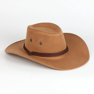 Cappello da cowboy western classico marrone con cinturino in corda su sfondo bianco