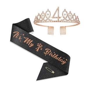Détail de la couronne du 40e anniversaire et écharpe noire avec lettrage doré