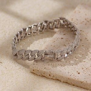 Dettaglio del bracciale a catena cubana in argento S925 con pavé di cristalli di zircone lucidi