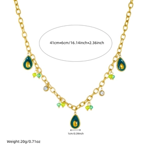 Collier doré avec pendentif avocat et perles colorées avec dimensions sur fond blanc