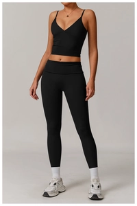 Vue complète de l'ensemble legging de yoga taille haute noir et caraco de sport col V