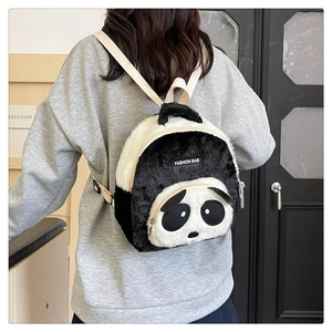 Vista detallada de una mochila de panda de peluche con suave pelo sintético bicolor