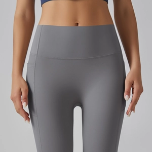 Detail of high-waist yoga leggings with side pockets and smooth seamless fabric