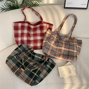Trois sacs cabas vintage à carreaux en laine épaisse avec détails d'étiquettes en cuir