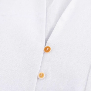Abito a camicia bianco elegante in tessuto strutturato con bottoni ambrati