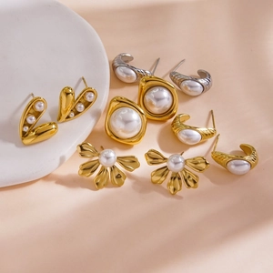 Eleganti orecchini di perle in acciaio placcato oro 14K a forma di cuore e fiori