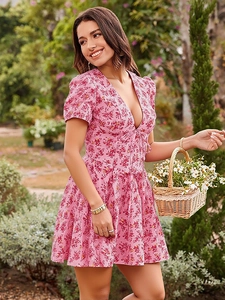 Robe fleurie rose de style français avec col en V et manches courtes à coupe trapèze