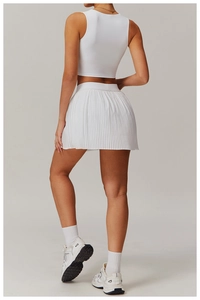 Rückansicht des weißen Tennis-Faltenrocks und Crop Tops mit Fokus auf Passform