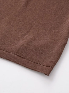 Vue macro détaillée de la texture du tricot marron et des coutures fines sur le t-shirt
