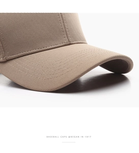Detailopname van de kaki baseballpet met keperstof textuur en strak afgewerkte stiksels